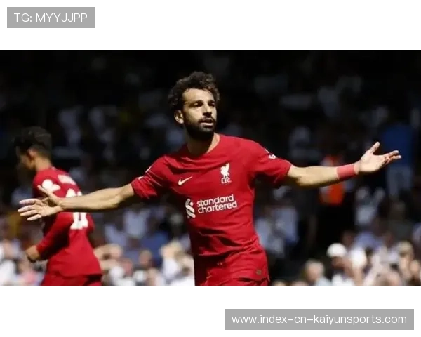 利物浦禁区混战，萨拉赫抢先触球